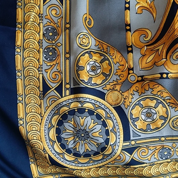 Beautiful Italian Silk Scarf Like New - Picture 6 of 6